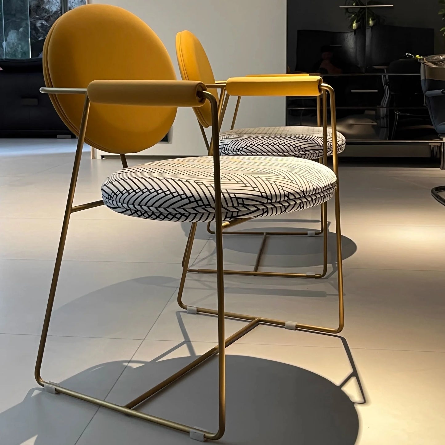Simple high-end villa leather fabric chair hotel cafe conference chair retractable home light luxury designer dining chair