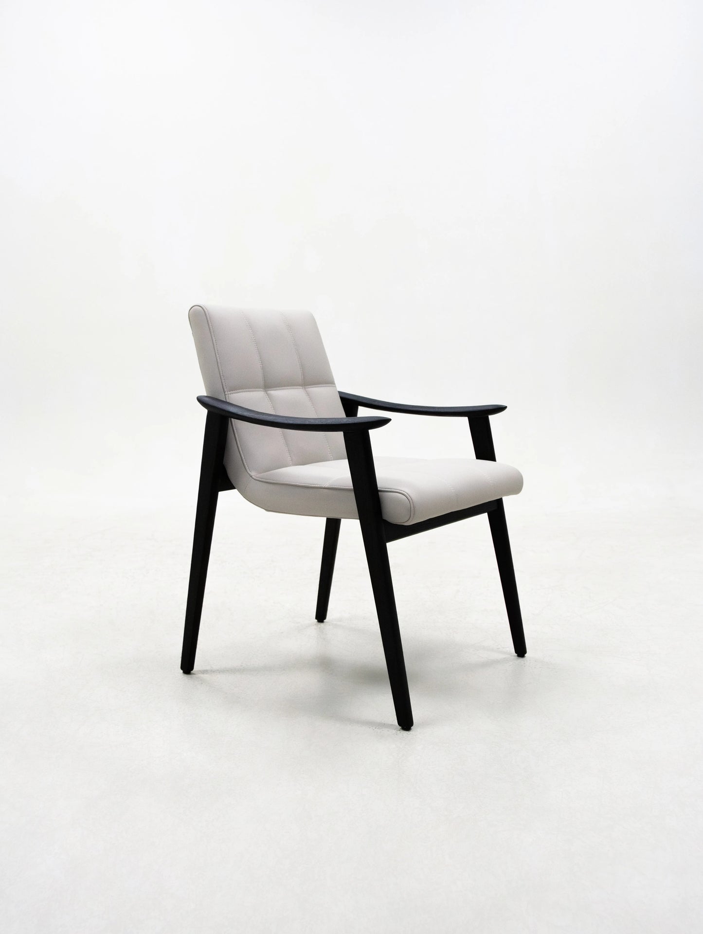 Italian modern minimalist style with leather arms, suitable for home or hotel furniture, solid wood dining chairs, suitable for apartments or villas