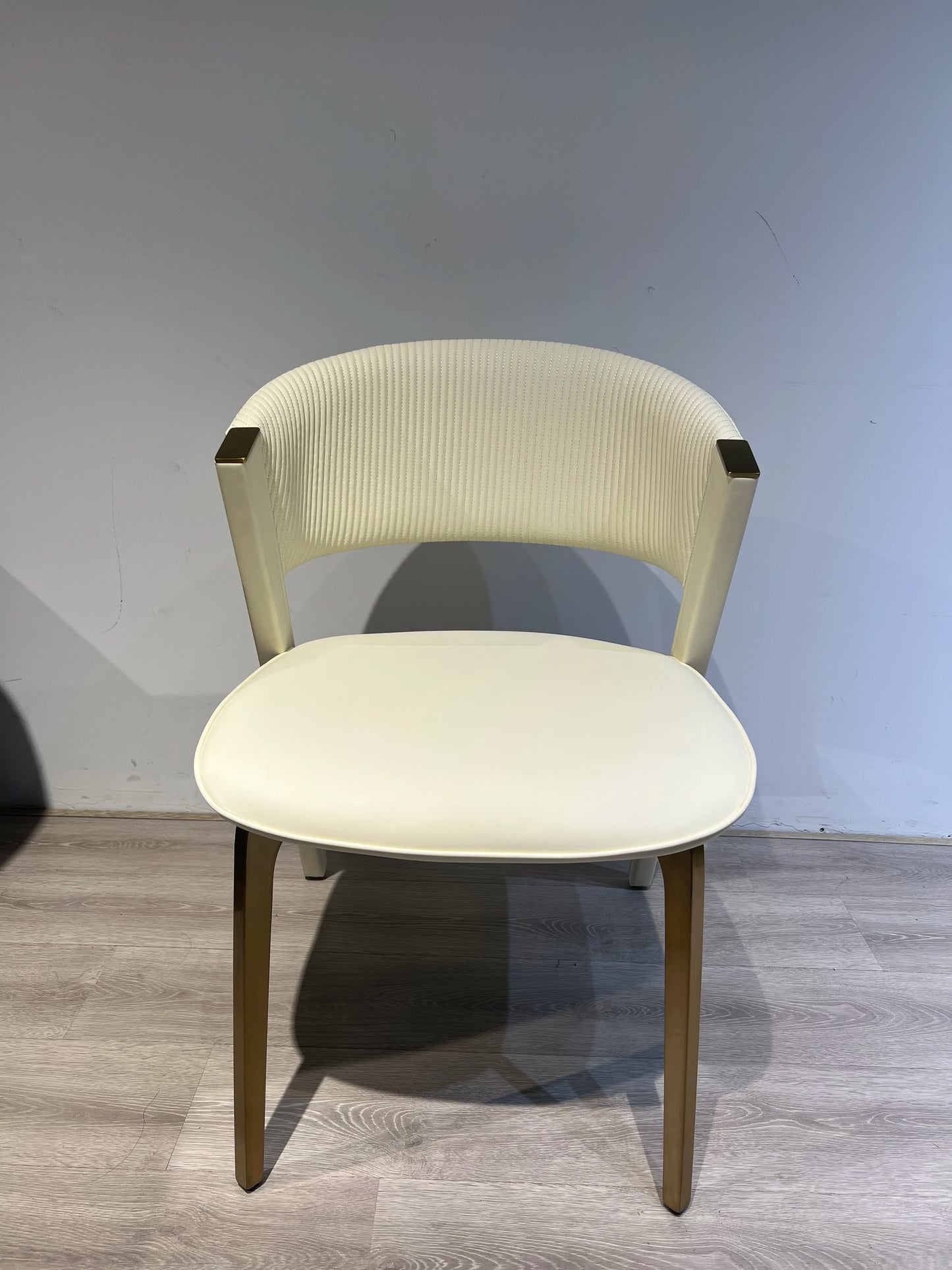 Modern Nordic luxury dining chairs with lightweight backrests, new simple design metal furniture, suitable for family restaurants and hotels