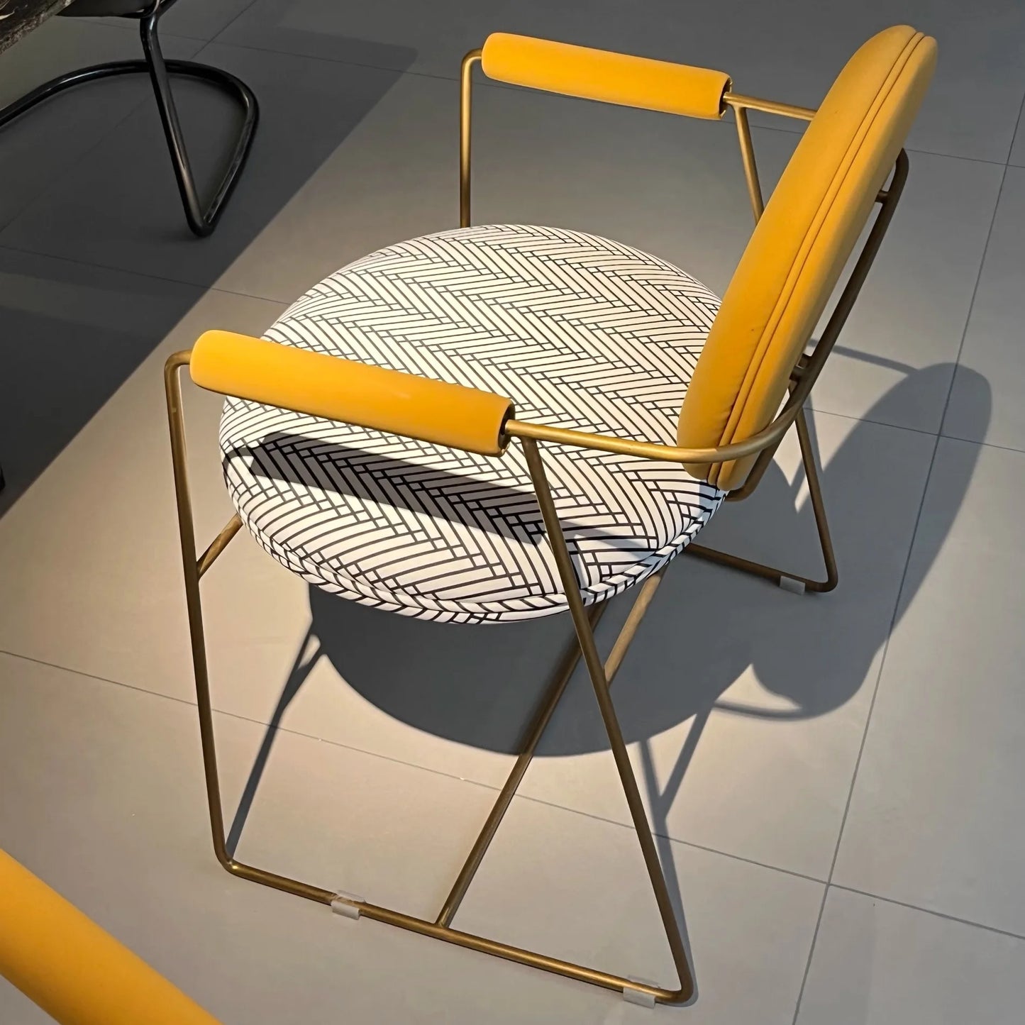 Simple high-end villa leather fabric chair hotel cafe conference chair retractable home light luxury designer dining chair