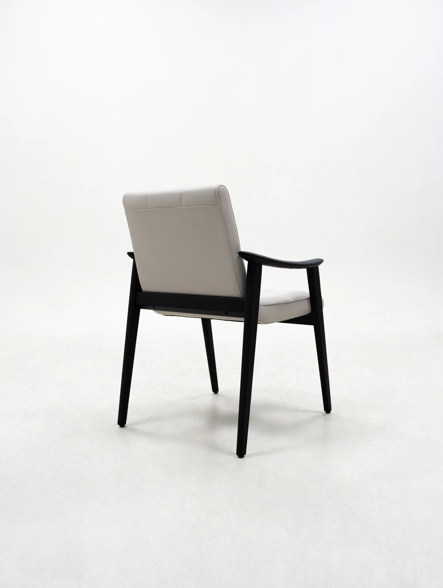 Italian modern minimalist style with leather arms, suitable for home or hotel furniture, solid wood dining chairs, suitable for apartments or villas