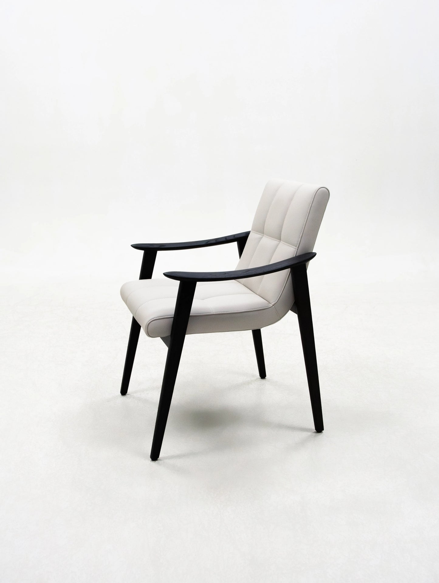 Italian modern minimalist style with leather arms, suitable for home or hotel furniture, solid wood dining chairs, suitable for apartments or villas