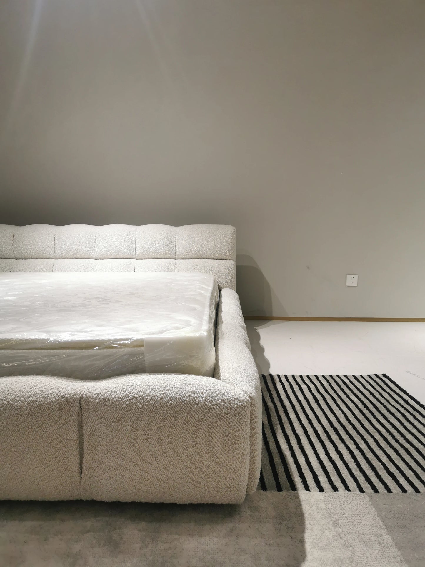 Tufted Puff Italian Simple Fabric Large Modern Design Master Bedroom Furniture Large Villa Modern Loft Bed