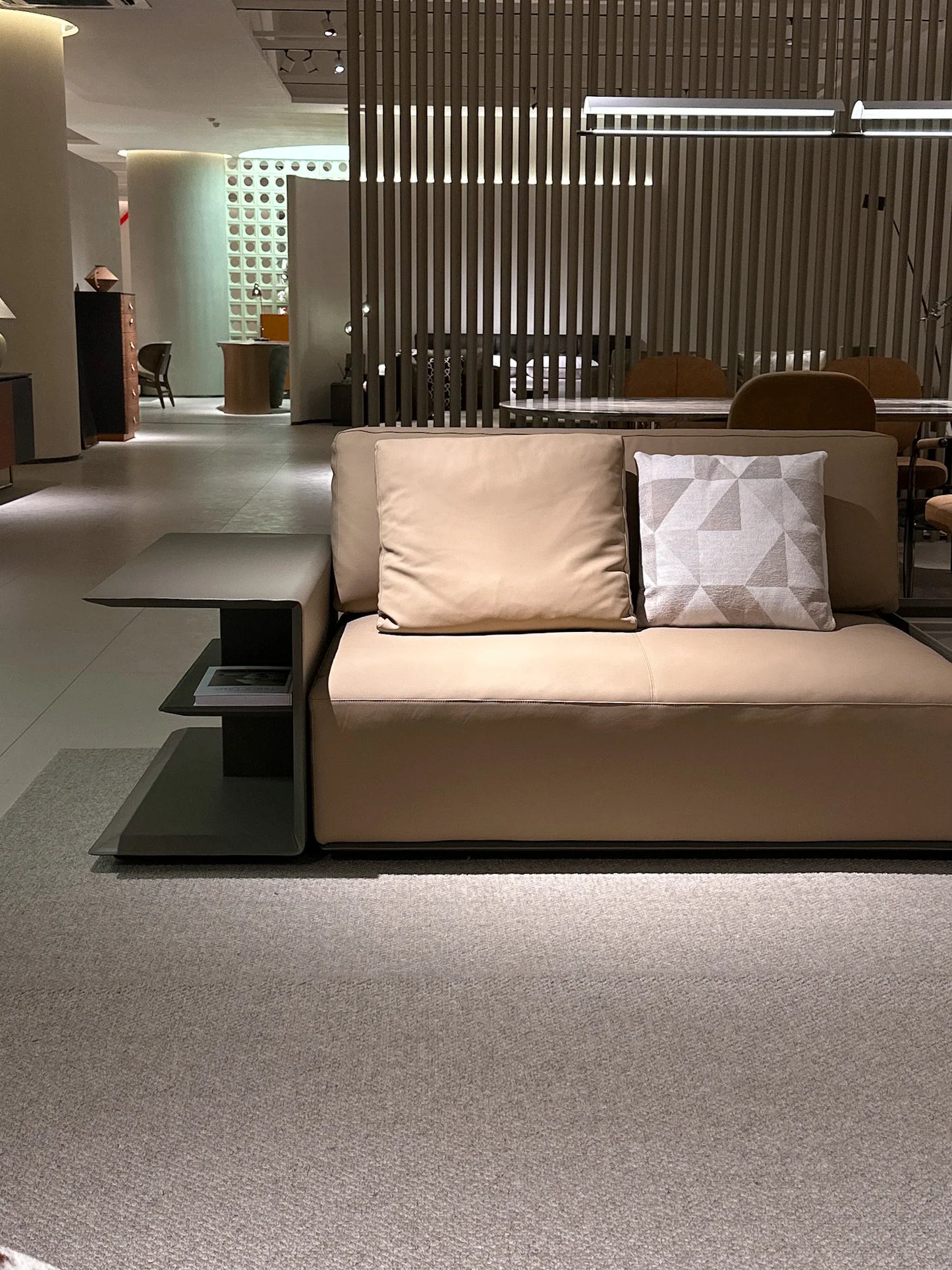Light luxury design L-shaped large apartment living room leather combination sofa villa interior furniture Italian curved modular sofa