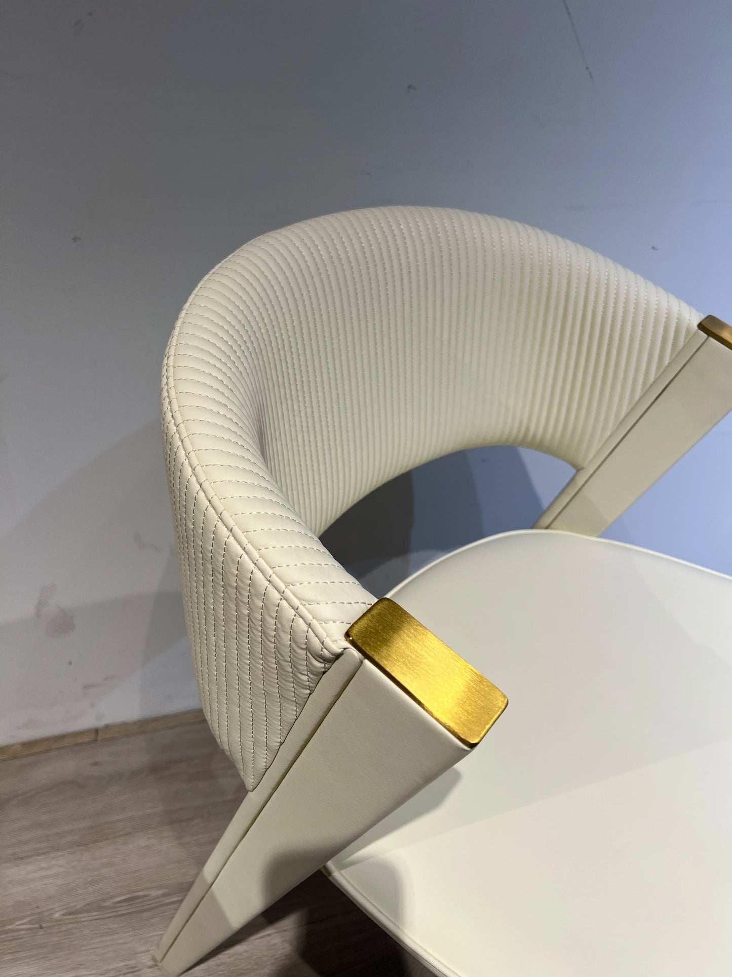 Modern Nordic luxury dining chairs with lightweight backrests, new simple design metal furniture, suitable for family restaurants and hotels