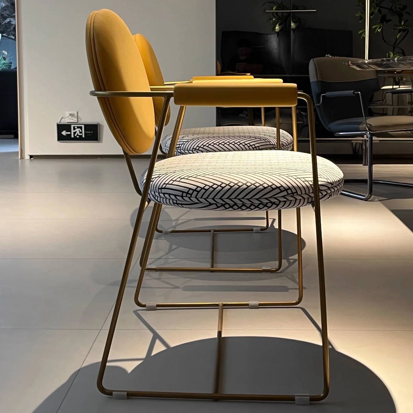Simple high-end villa leather fabric chair hotel cafe conference chair retractable home light luxury designer dining chair