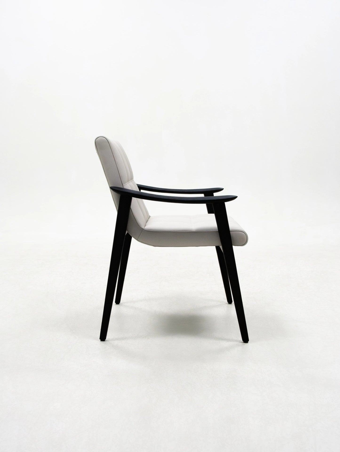 Italian modern minimalist style with leather arms, suitable for home or hotel furniture, solid wood dining chairs, suitable for apartments or villas